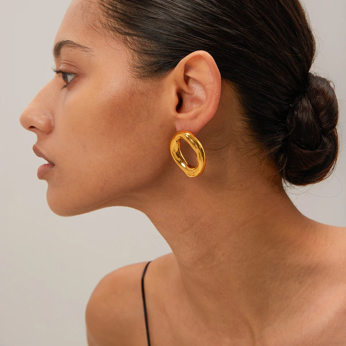 The Sculpted Twist Hoops | 18k Gold PVD Stainless Steel