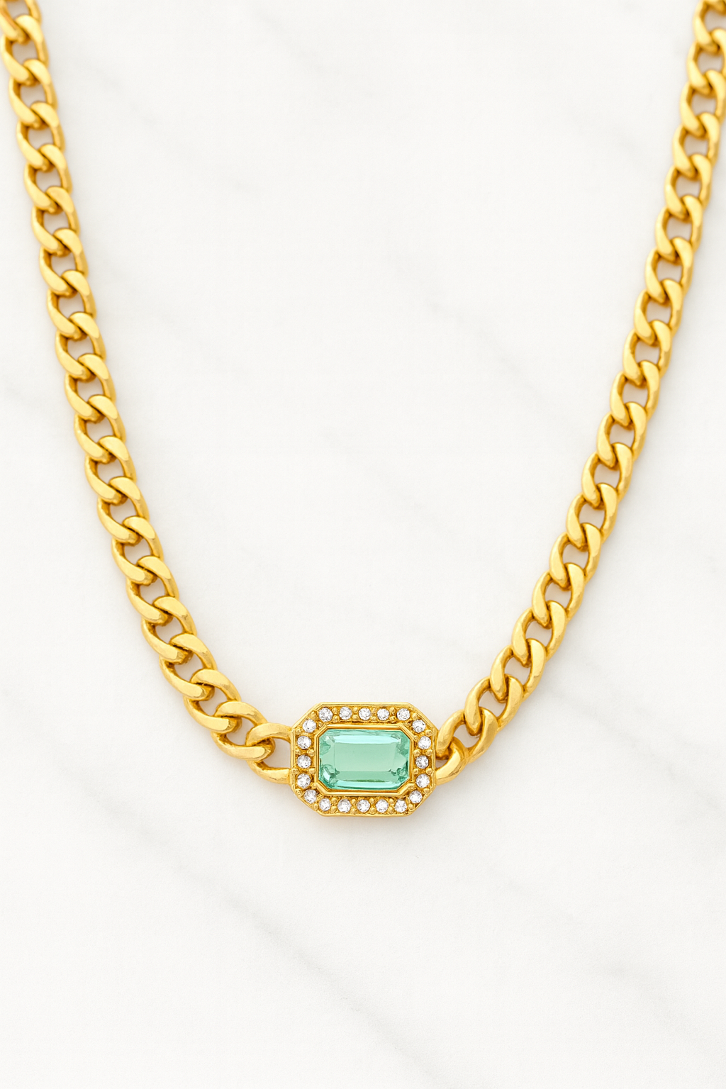 Collar Esencia de Bravura – Cadena Dorada con Turquesa Central