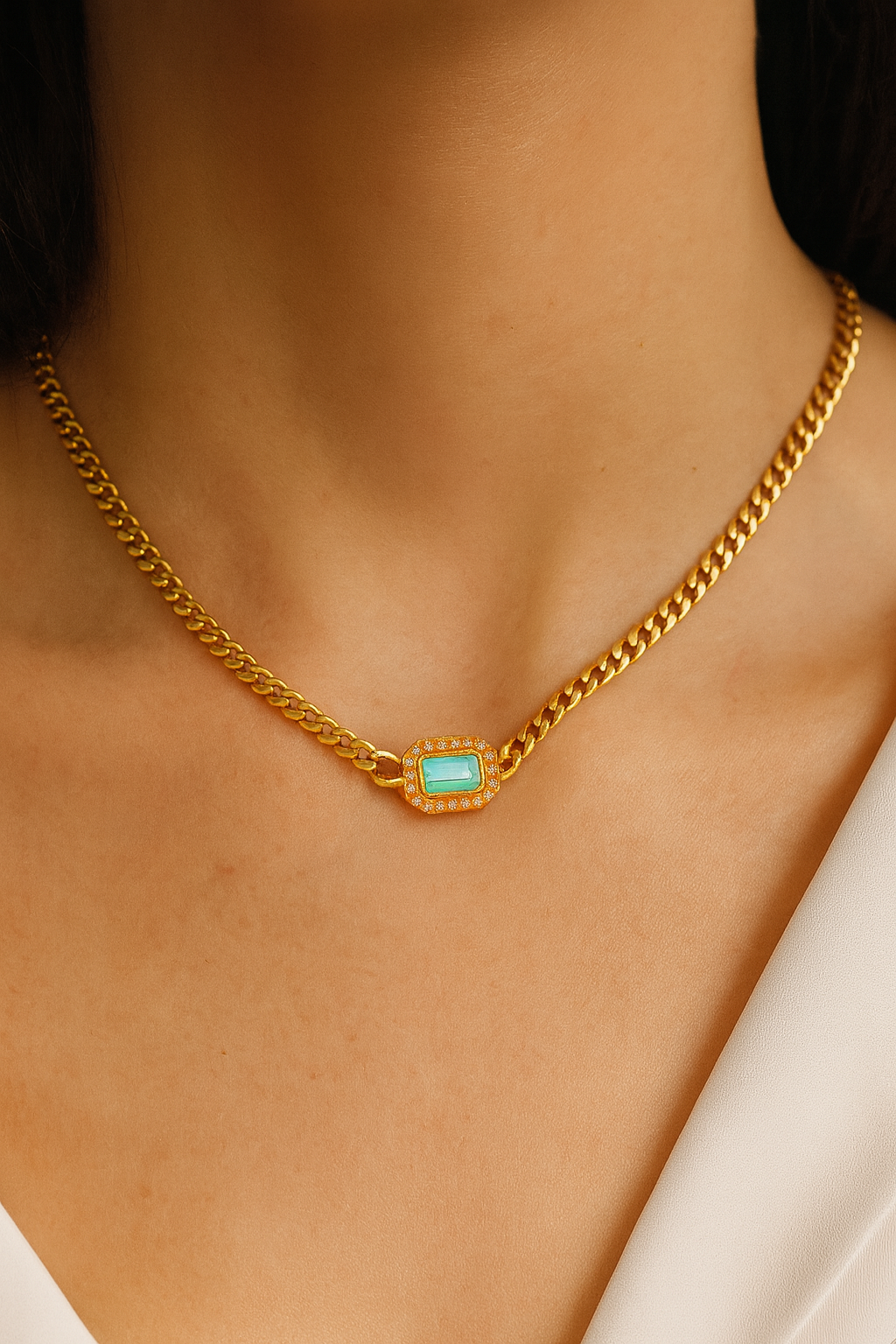 Collar Esencia de Bravura – Cadena Dorada con Turquesa Central