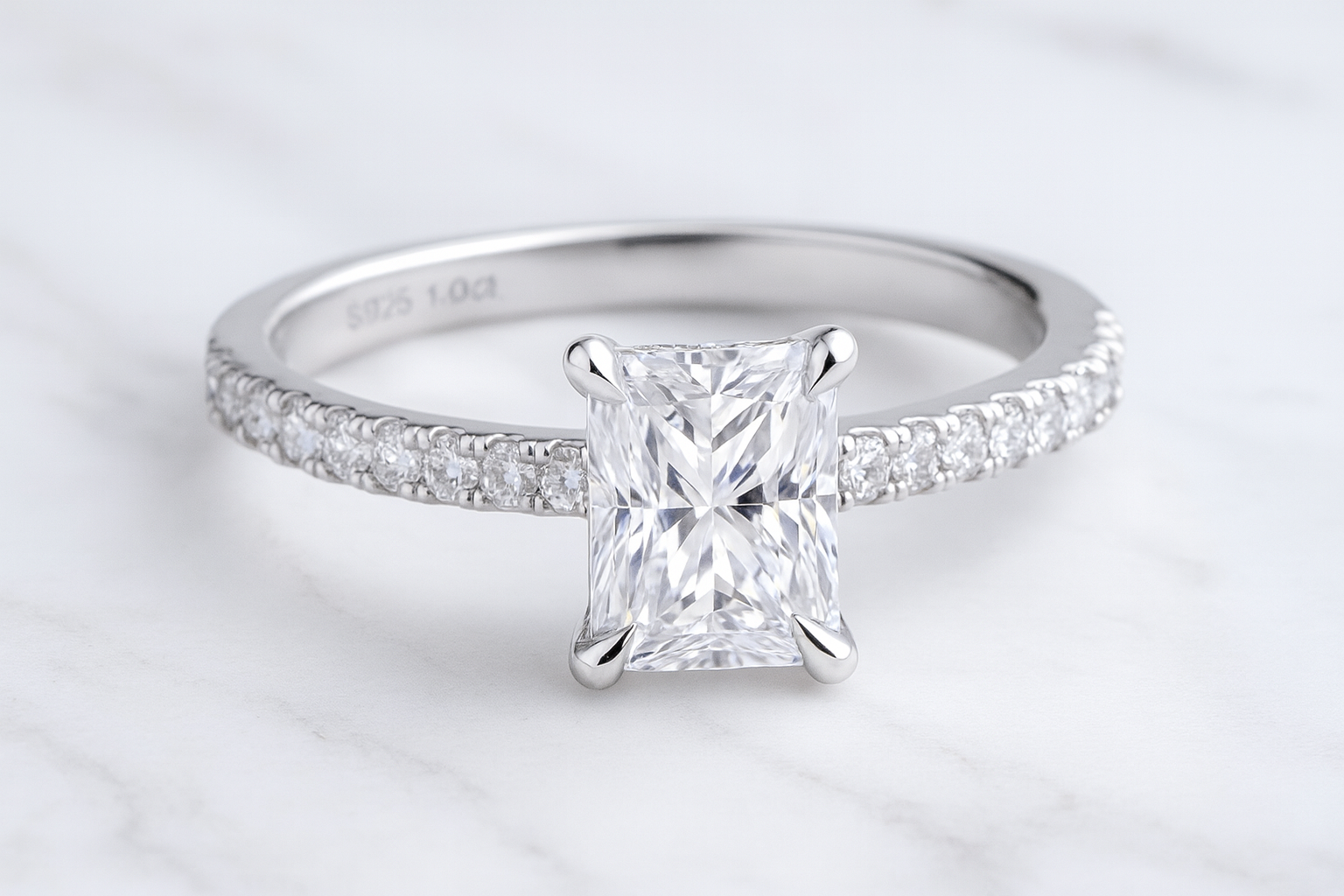 Eterna Radiance – Sortija en Plata 925 con Moissanite Lab Diamond 1.0CT