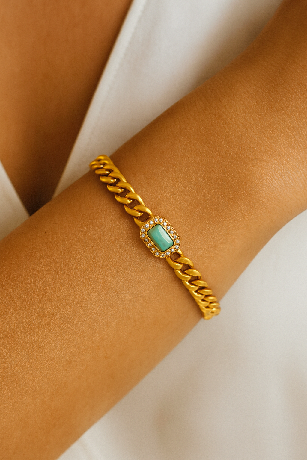 Brazalete Esencia de Bravura – Cadena Dorada con Turquesa Central